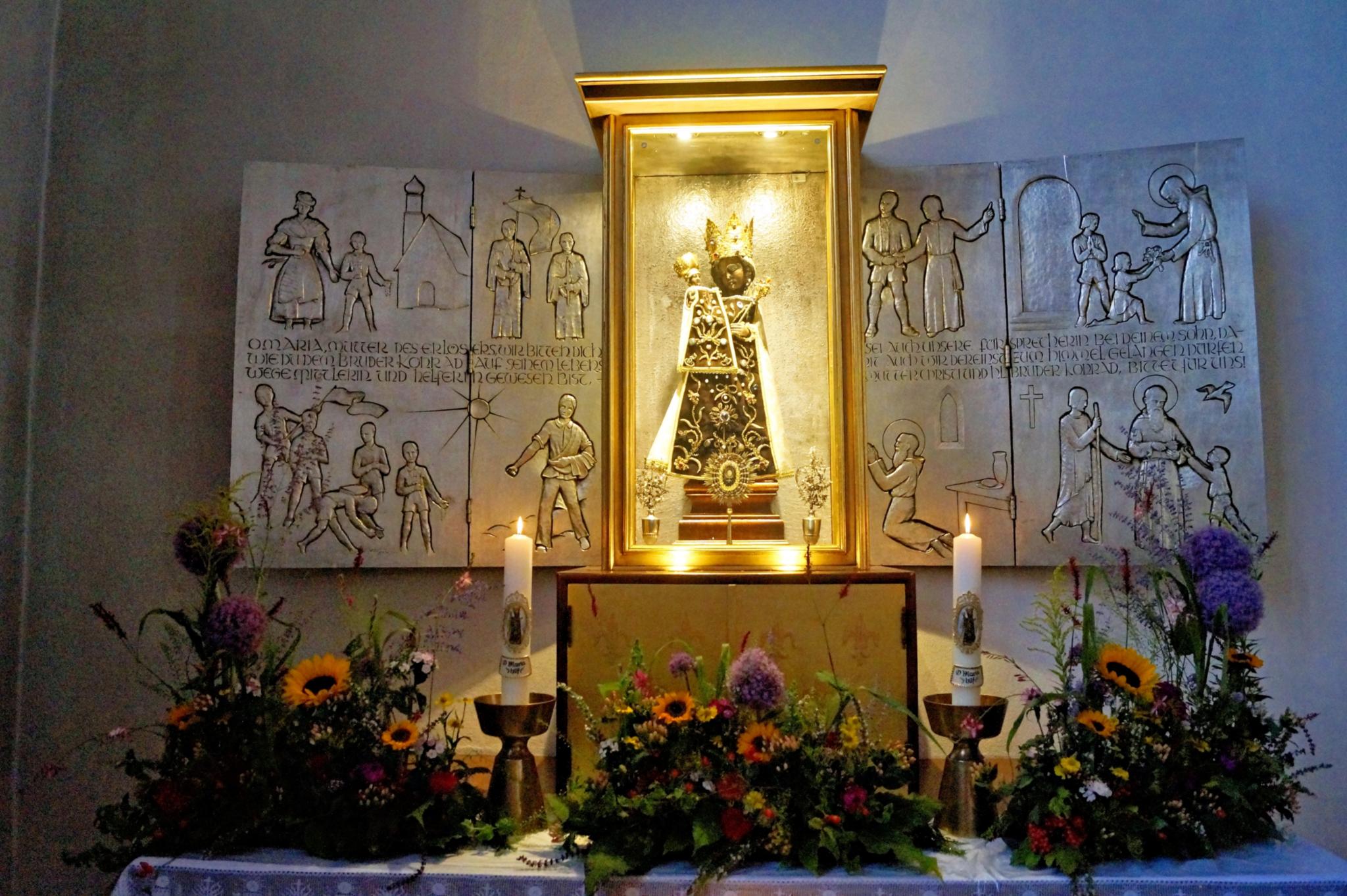 mit Sonnenblumen geschmückter Marienaltar (c) PB mit Sonnenblumen geschmückter Marienaltar